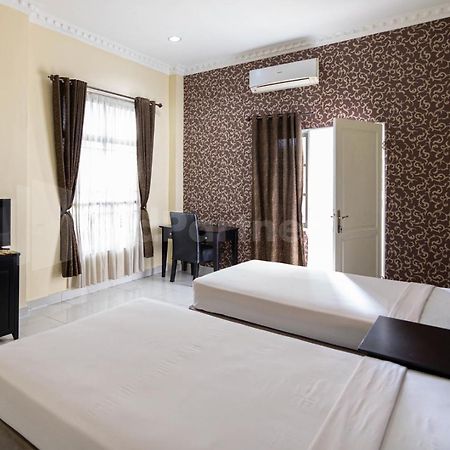 Hotel Carolina Transit à Medan Extérieur photo