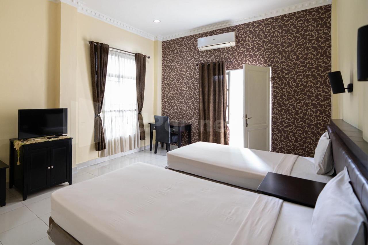 Hotel Carolina Transit à Medan Extérieur photo