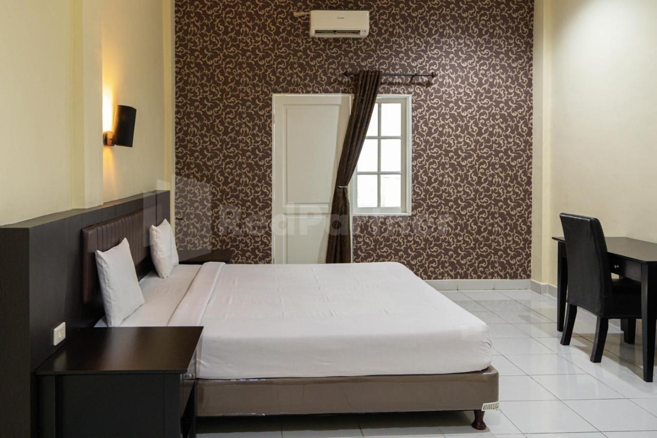 Hotel Carolina Transit à Medan Extérieur photo