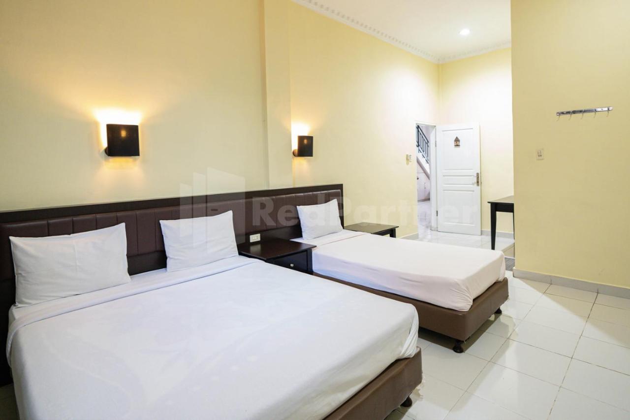 Hotel Carolina Transit à Medan Extérieur photo