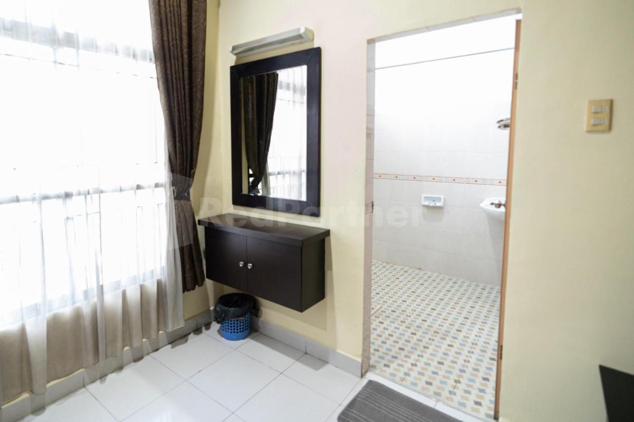 Hotel Carolina Transit à Medan Extérieur photo