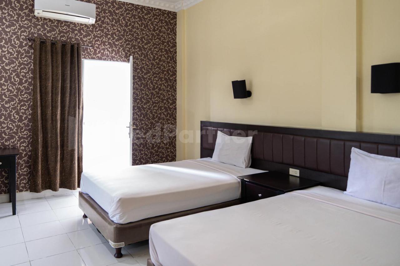 Hotel Carolina Transit à Medan Extérieur photo