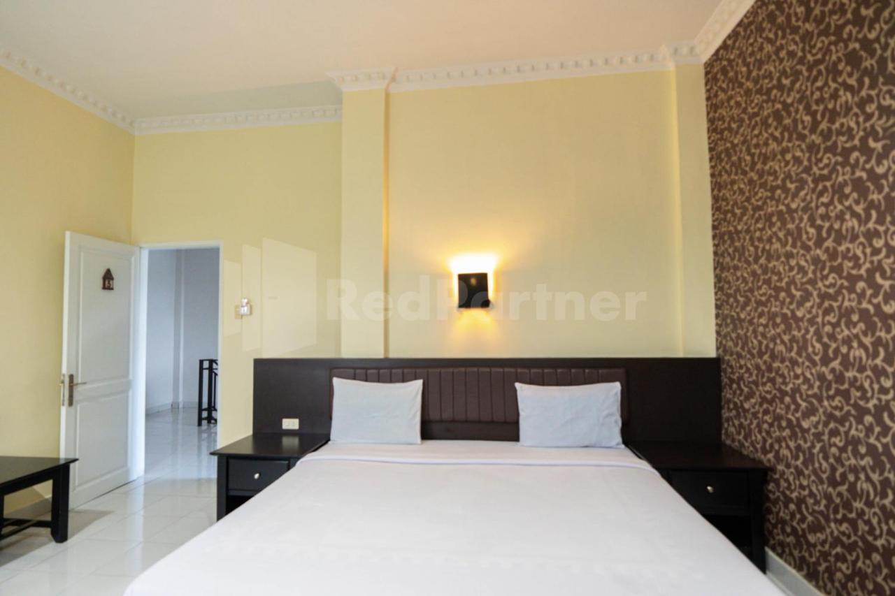 Hotel Carolina Transit à Medan Extérieur photo