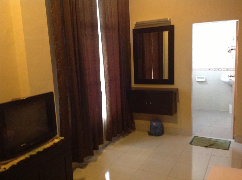 Hotel Carolina Transit à Medan Extérieur photo
