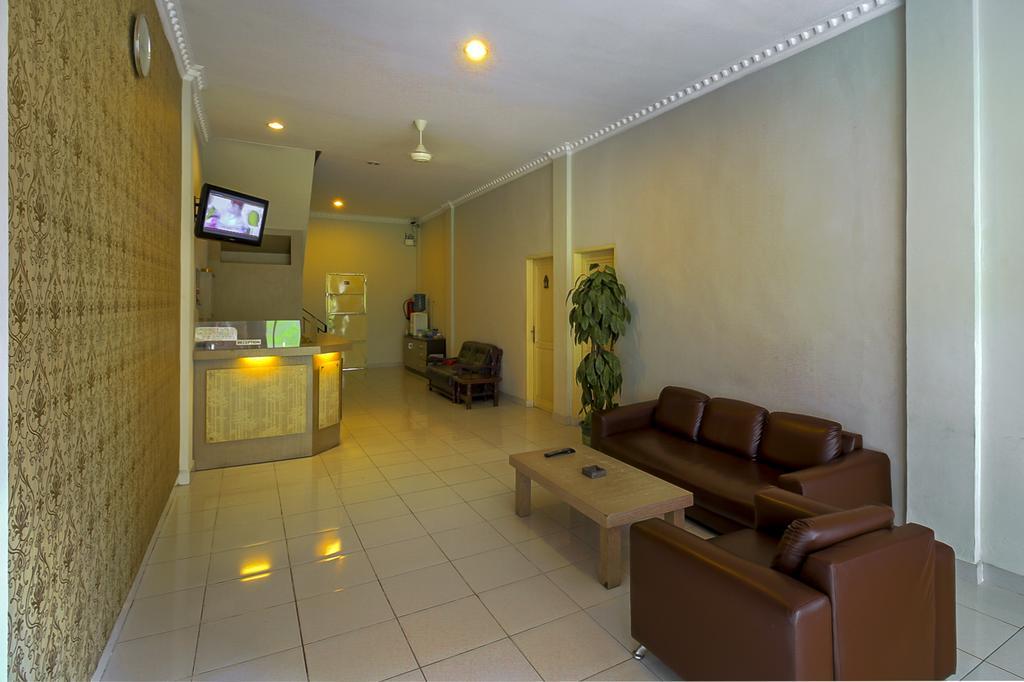 Hotel Carolina Transit à Medan Extérieur photo