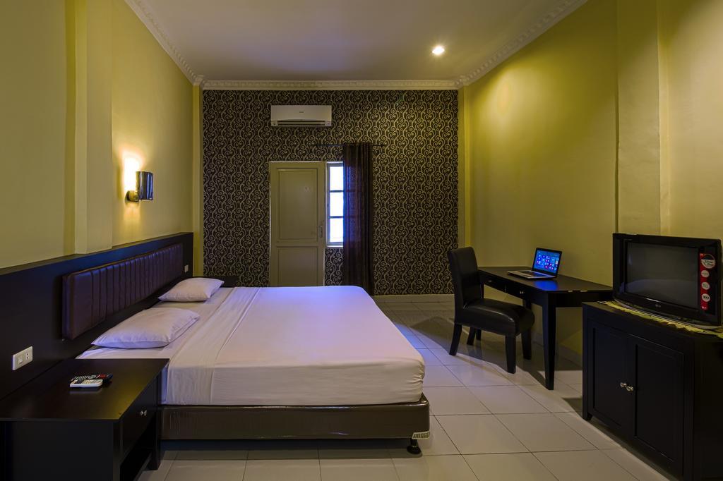 Hotel Carolina Transit à Medan Extérieur photo