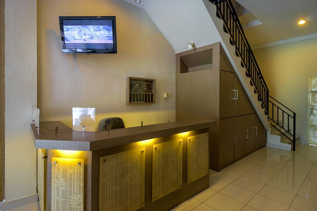 Hotel Carolina Transit à Medan Extérieur photo