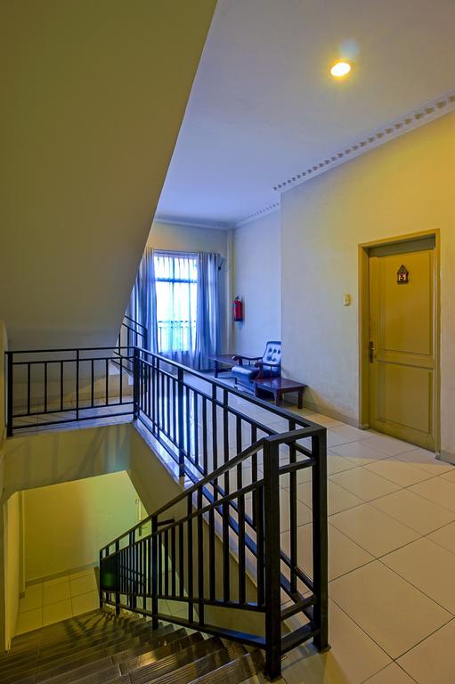 Hotel Carolina Transit à Medan Extérieur photo