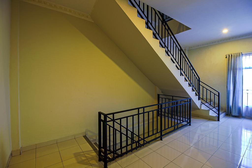 Hotel Carolina Transit à Medan Extérieur photo