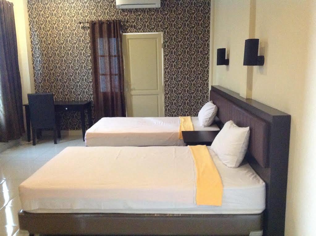 Hotel Carolina Transit à Medan Extérieur photo