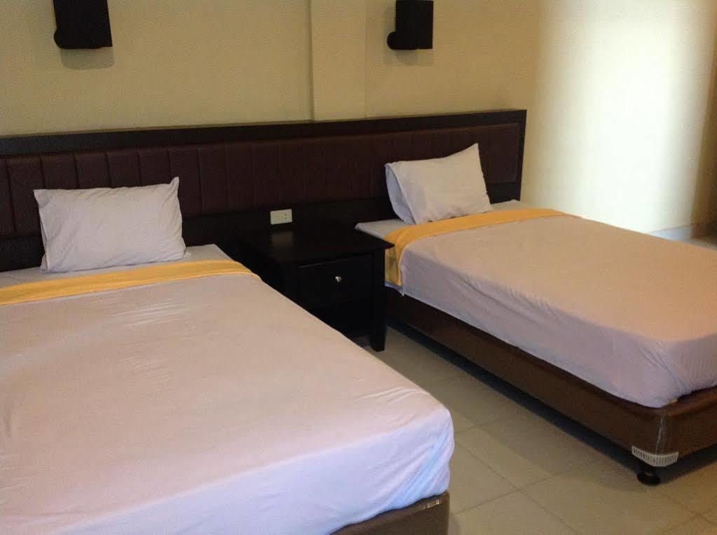 Hotel Carolina Transit à Medan Extérieur photo