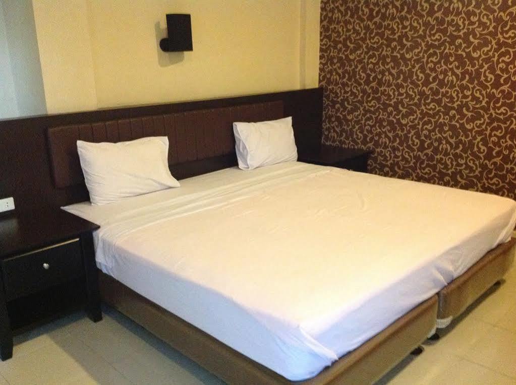 Hotel Carolina Transit à Medan Extérieur photo